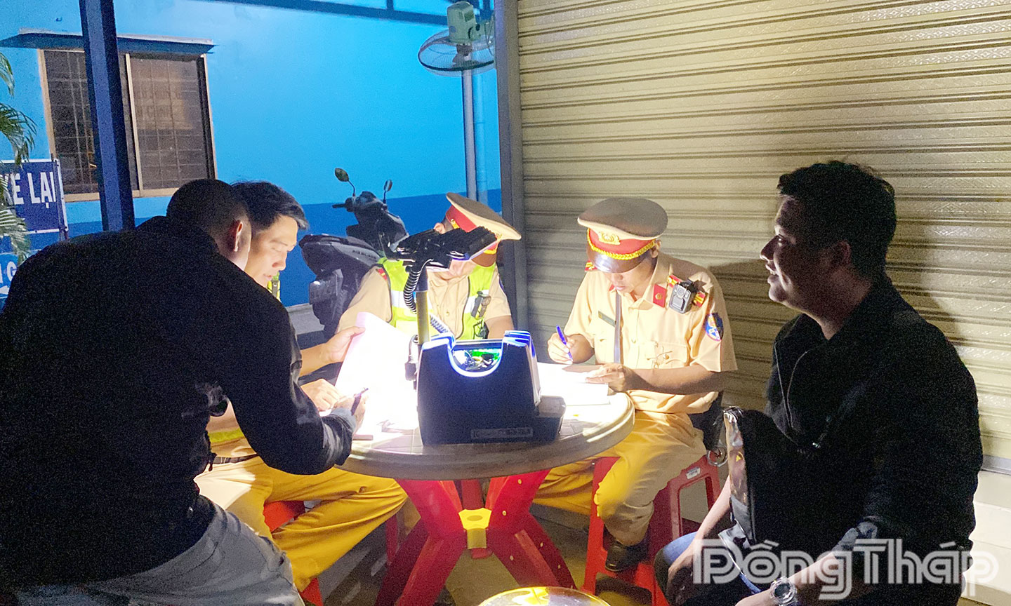 Lực lượng CSGT kiểm tra xe mô tô phân khối lớn vi phạm trên đường Lý Thường Kiệt
