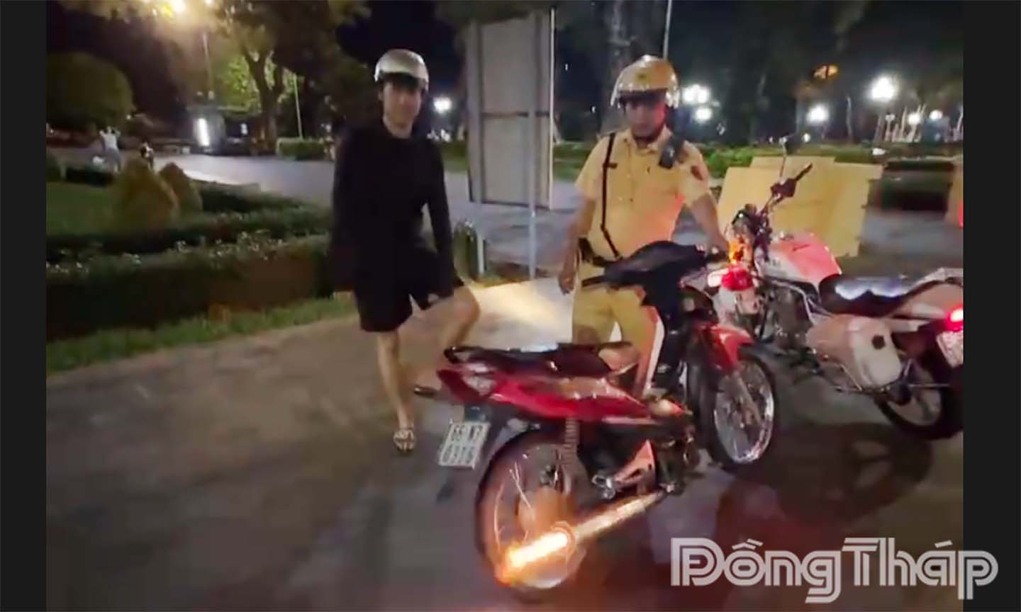 Một trường hợp độ bô nẹt ra lửa bị lực lượng CSGT tạm giữ trong đêm tuần tra.