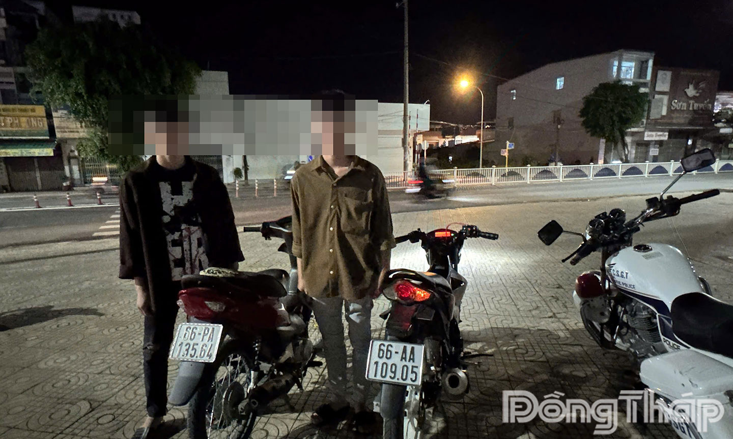 Thanh thiếu niên độ xe, thay đổi kết cấu bị lực lượng CSGT phát hiện xử lý.