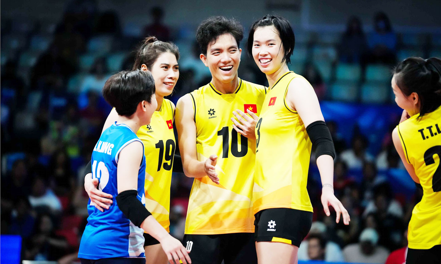 Bích Tuyền (thứ 2 từ phải sang) là tay đập chủ lực của tuyển bóng chuyền nữ Việt Nam.                                                 Ảnh: nld.com.vn