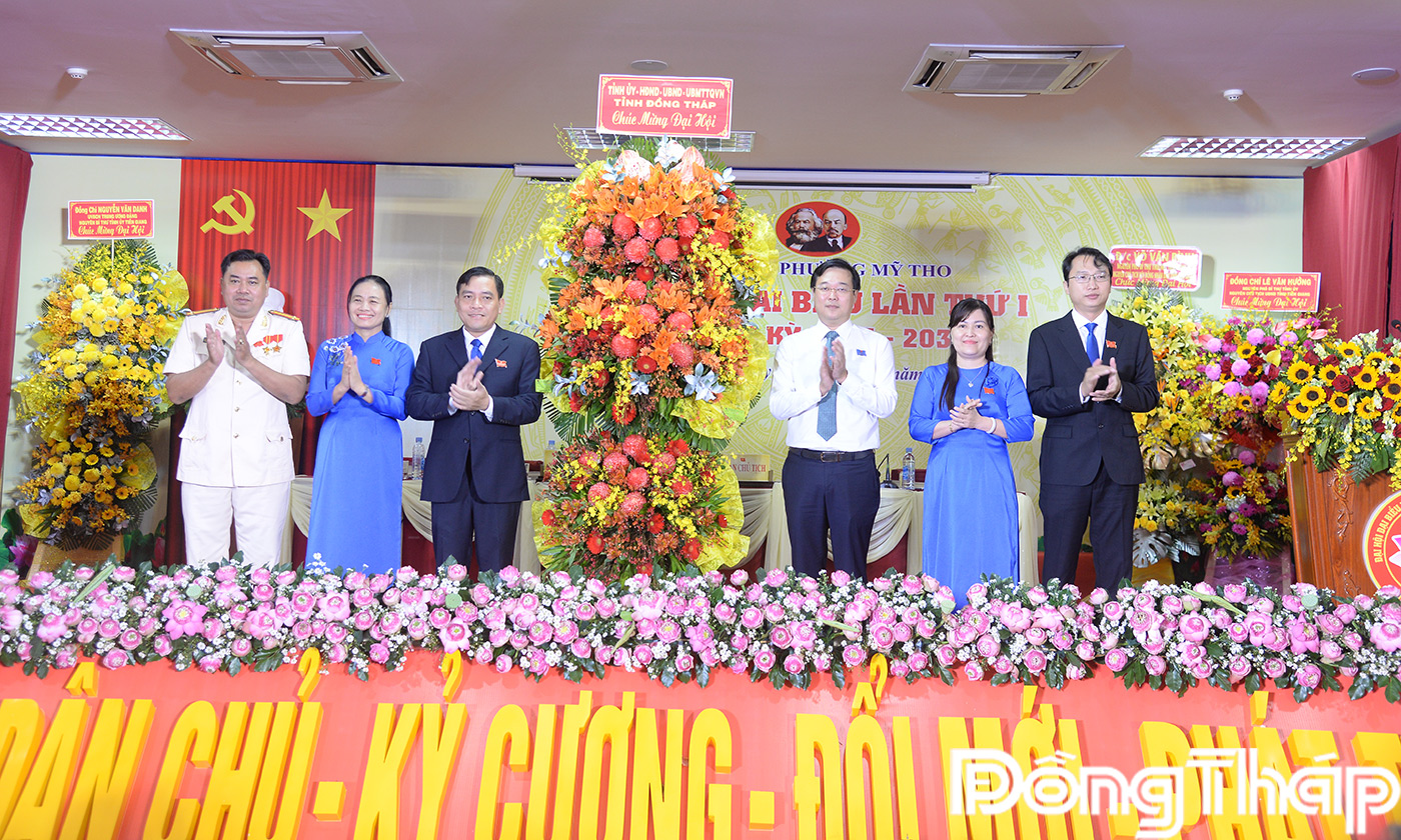 Đồng chí Lê Quốc Phong, Ủy viên Ban Chấp hành Trung ương Đảng, Bí thư Tỉnh ủy Đồng Tháp (thứ 3 từ bên phải sang) tặng hoa chúc mừng Đại hội.