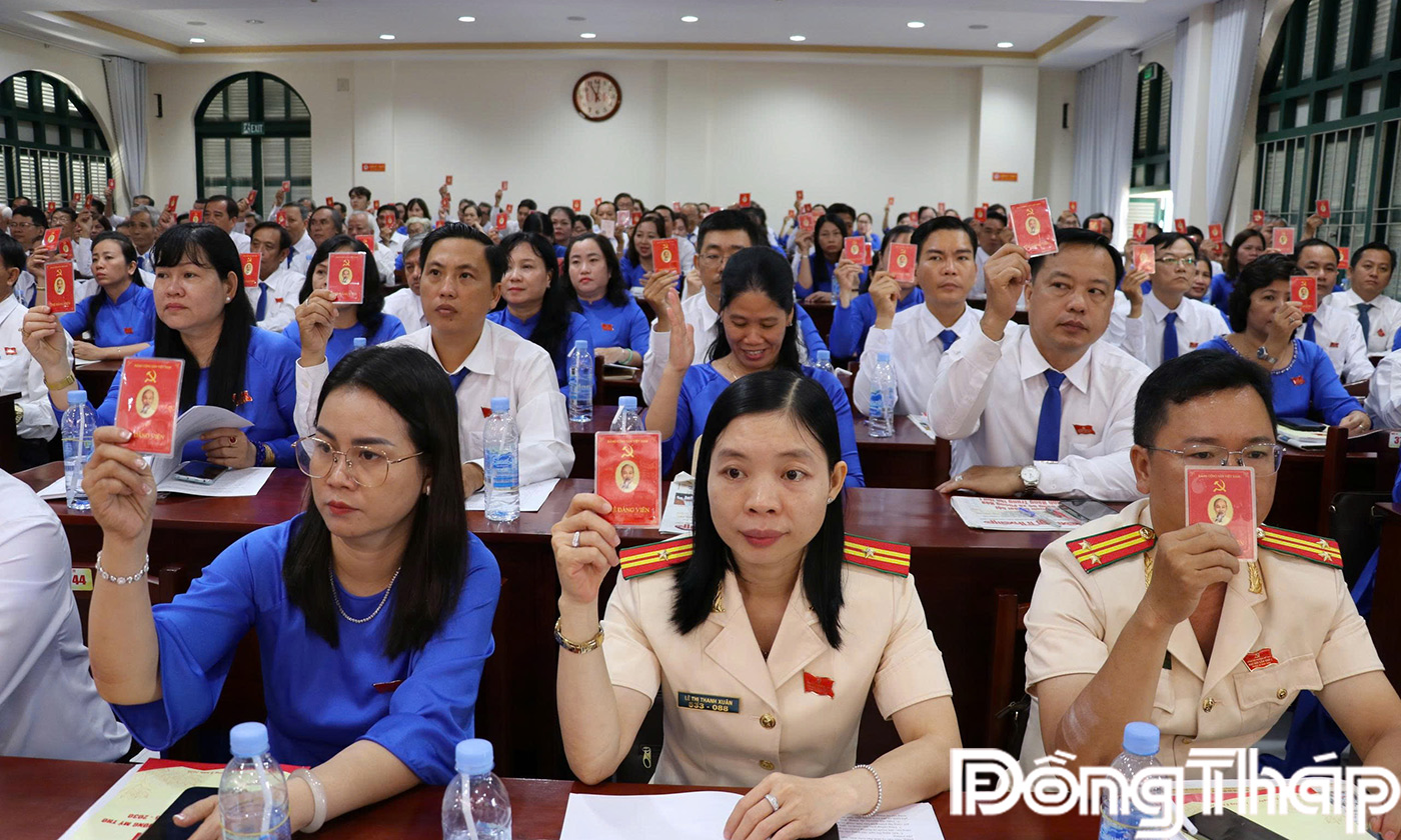 Đại biểu biểu quyết thống nhất các chỉ tiêu của nhiệm kỳ 2025 - 2030.