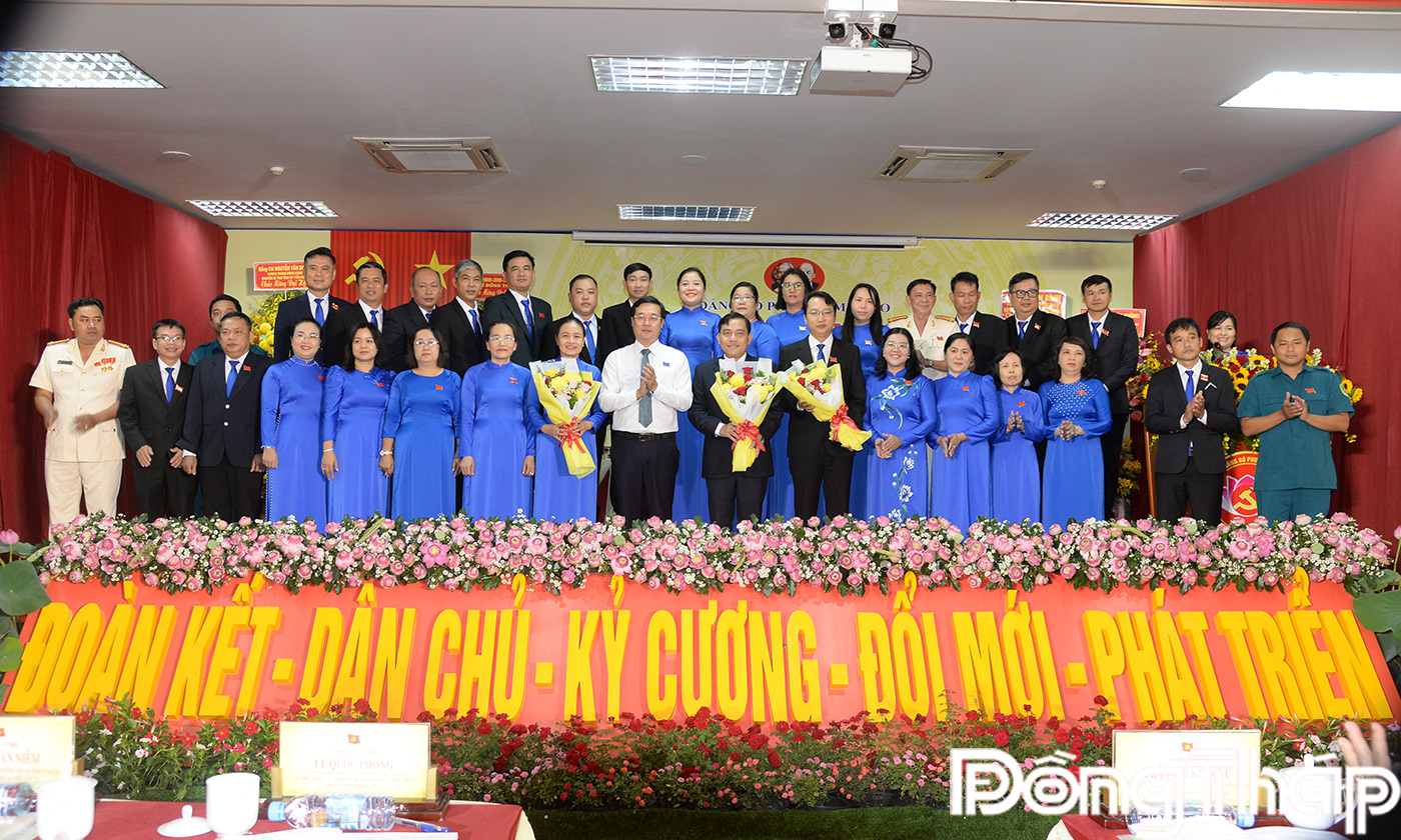 đồng chí Lê Quốc Phong - Ủy viên Ban Chấp hành Trung ương Đảng, Bí thư tỉnh ủy, Trưởng đoàn Đại biểu Quốc hội đơn vị tỉnh Đồng Tháp tặng hoa chúc mừng Ban Chấp hành Đảng bộ nhiệm kỳ 2025 - 2030.