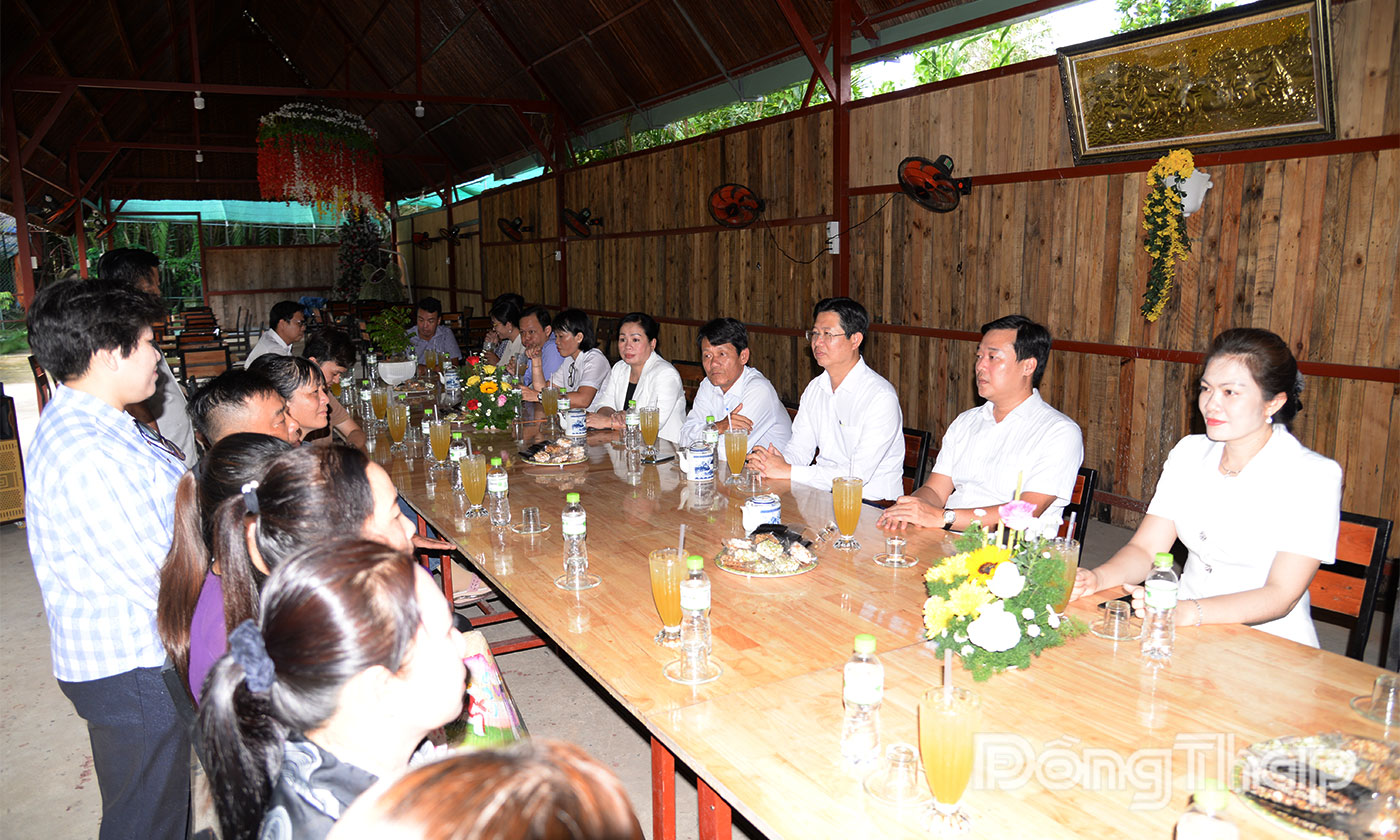 Đoàn công tác lãnh đạo tỉnh khảo sát điểm du lịch trái cây phục vụ đờn ca tài tử tại Làng Quê lắng nghe ý kiến của các hộ dân làm du lịch cộng đồng tại khu phố Thới Bình, phường Thới Sơn.