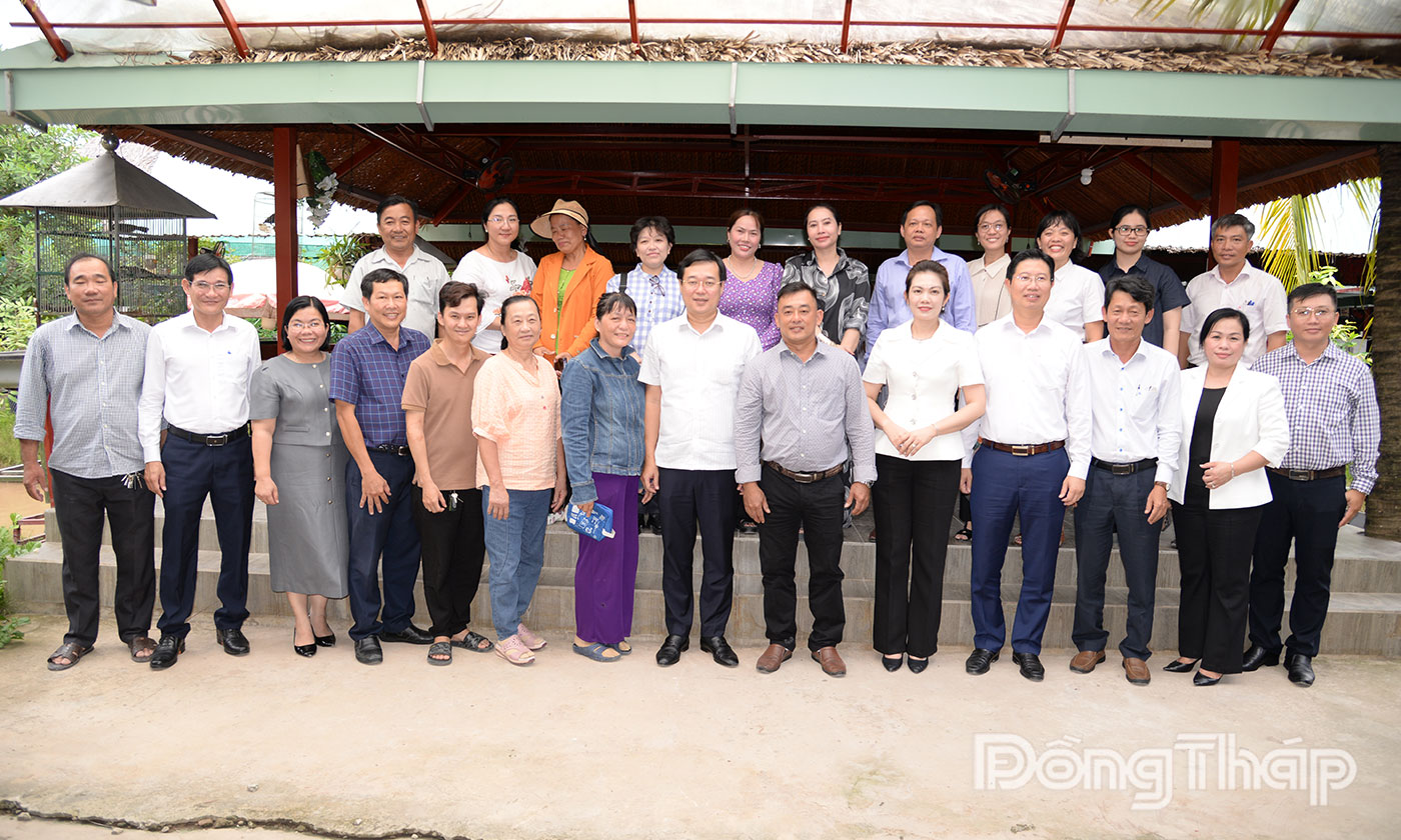 Đoàn công tác lãnh đạo tỉnh chụp ảnh lưu niệm cùng các hộ dân làm du lịch cộng đồng tại khu phố Thới Bình.