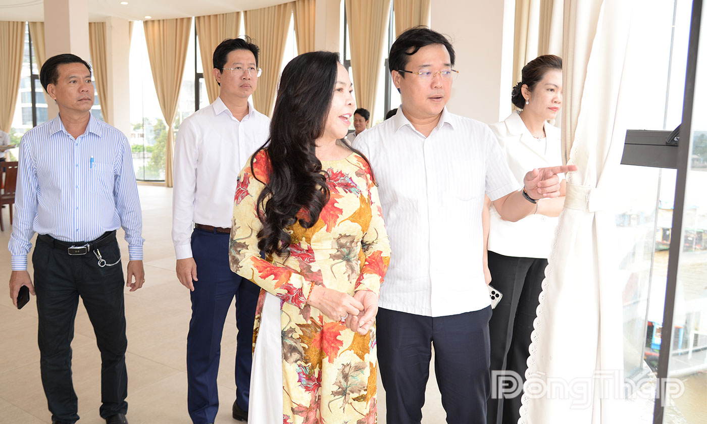 Đồng chí Lê Quốc Phong trao đổi với lãnh đạo Cảng Du thuyền Mỹ Tho.