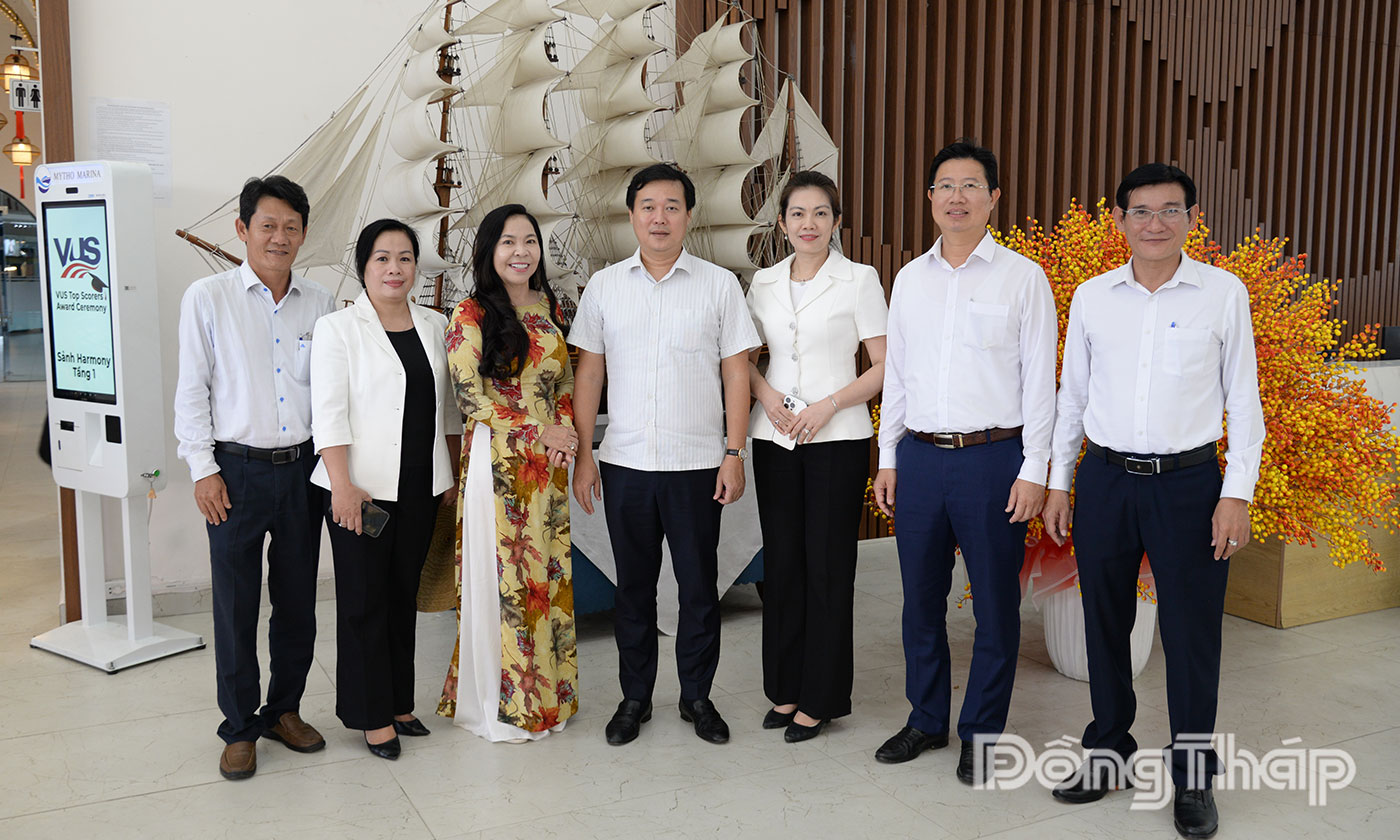 Đoàn công tác lãnh đạo tỉnh chụp ảnh lưu niệm tại Cảng Du thuyền Mỹ Tho.