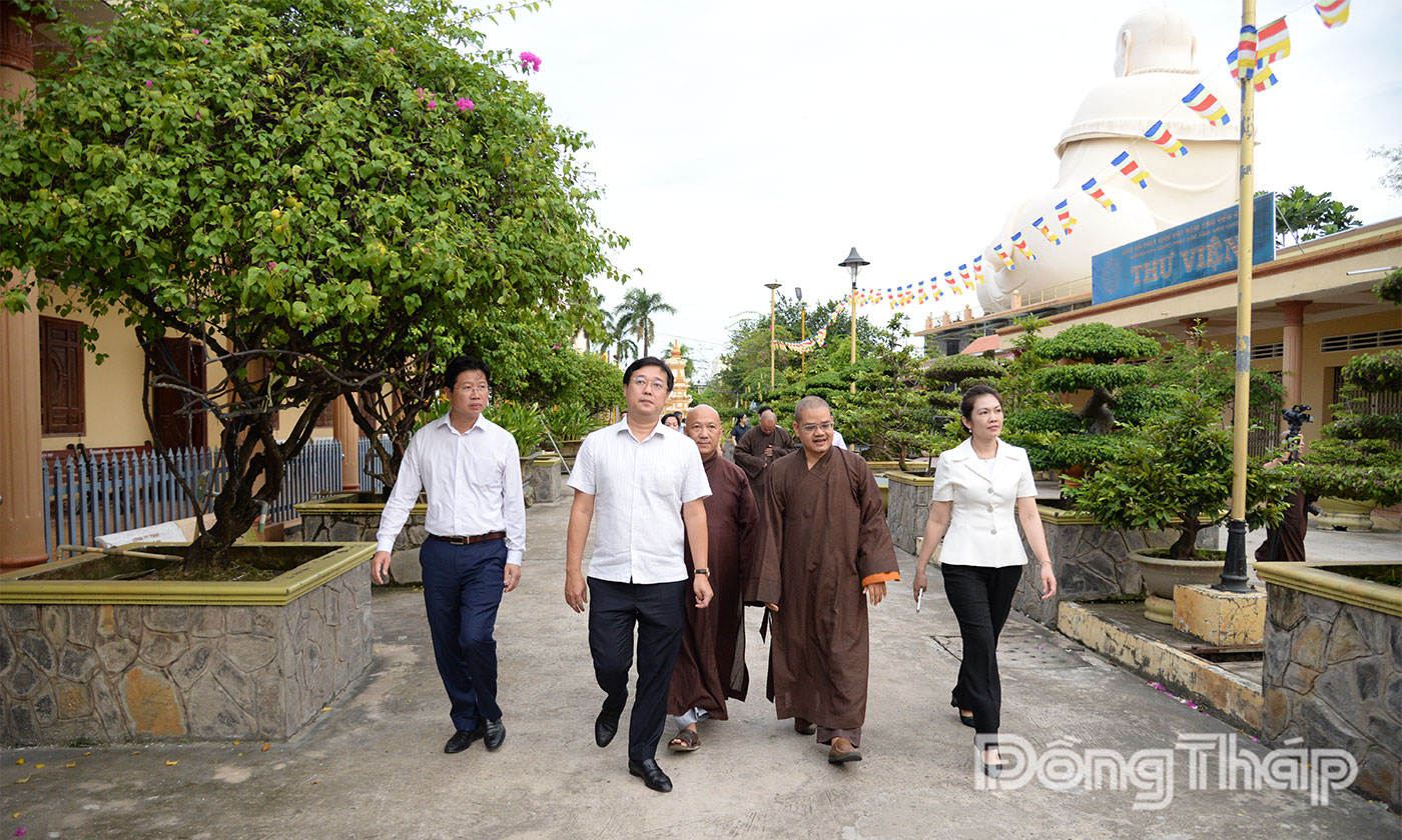 Đoàn công tác lãnh đạo tỉnh khảo sát tại chùa Vĩnh Tràng.