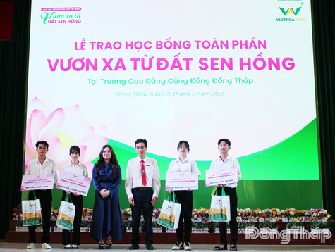 Công ty cổ phần Tập đoàn Việt Nga trao học bổng "Vươn xa từ Đất Sen hồng"