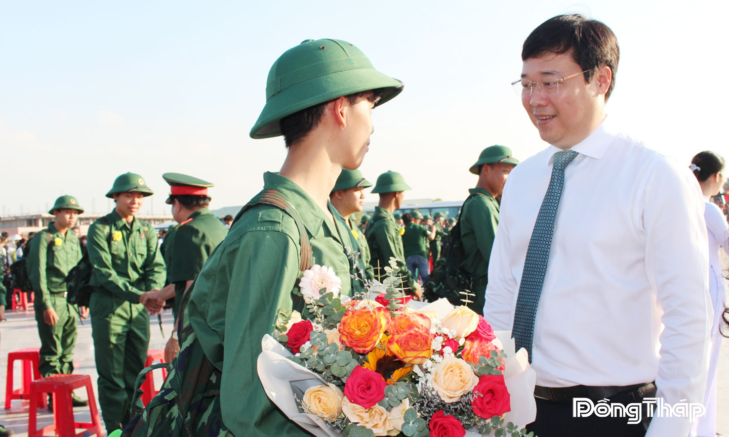 Đồng chí Lê Quốc Phong, Ủy viên Ban Chấp hành Trung ương Đảng, Bí thư  Tỉnh ủy, Bí thư Đảng ủy Quân sự tỉnh động viên thanh niên lên đường bảo vệ  Tổ quốc năm 2025.                                                                                                  Ảnh: Trung Thắng