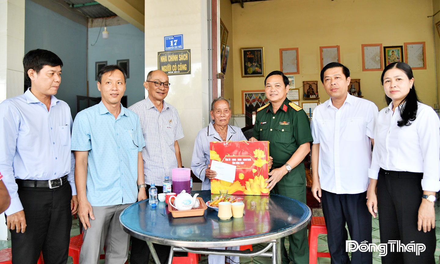 Đại tá Phạm Văn Thanh, Ủy viên Ban Thường vụ Tỉnh ủy, Chỉ huy trưởng Bộ Chỉ huy Quân sự tỉnh thăm, tặng quà cho ông Nguyễn Đòi (cha liệt sĩ Nguyễn Văn Tiến)  ngụ xã Tân Hồng, tỉnh Đồng Tháp.                                                                        Ảnh: Phan Thắng