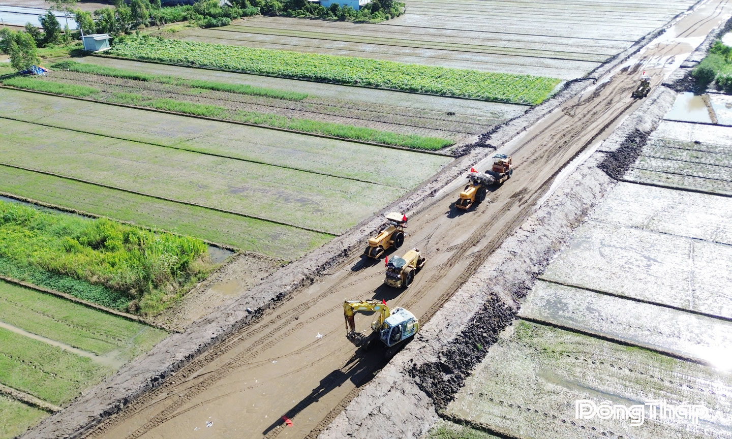 Các nhà thầu đang tập trung đẩy nhanh tiến độ thi công các gói thầu  Dự án thành phần 2 thuộc Dự án Đường tỉnh 864.