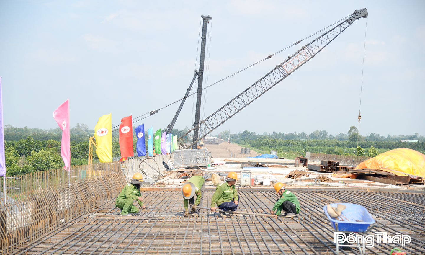 Dự án thành phần 2 cao tốc Cao Lãnh - An Hữu đang được đẩy nhanh tiến độ.