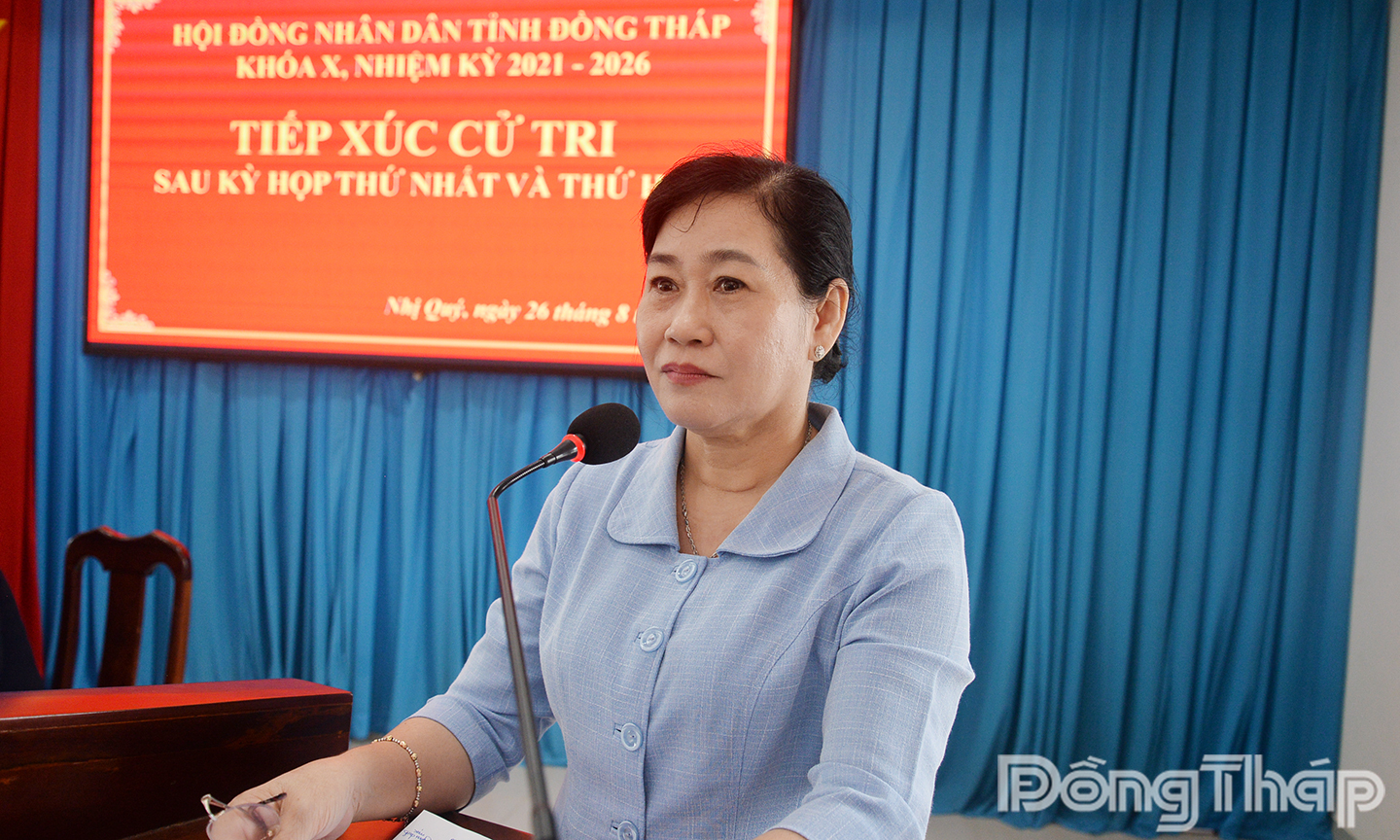 Đồng chí Châu Thị Mỹ Phương phát biểu tại buổi tiếp xúc cử tri.