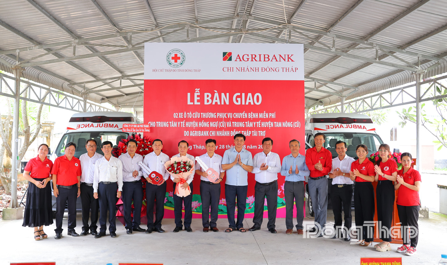 Đại biểu tham dự Lễ bàn giao xe cứu thương chụp ảnh lưu niệm.