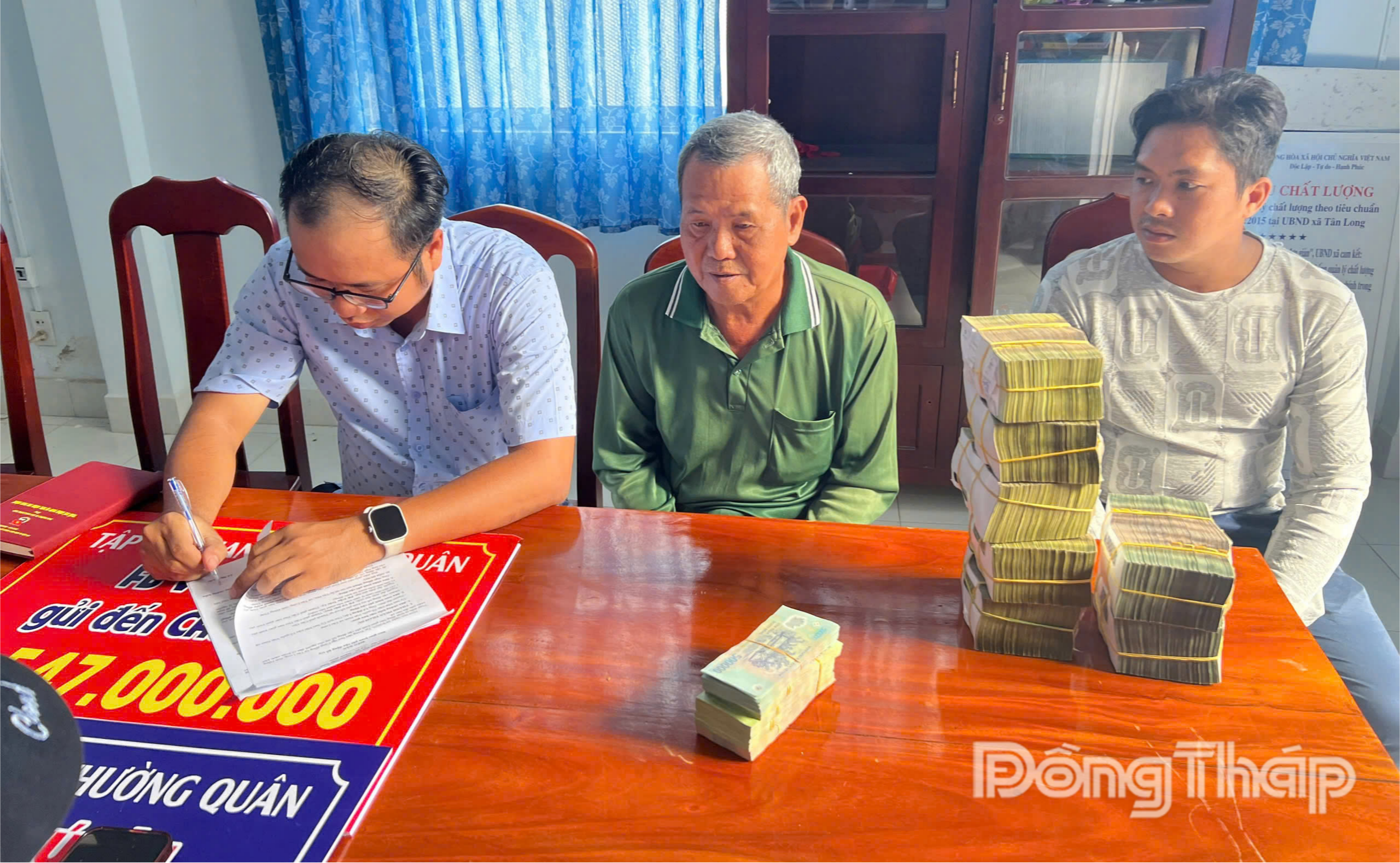 Ông Ngô Hoàng Minh xúc động nhận tiền từ nhà hảo tâm.