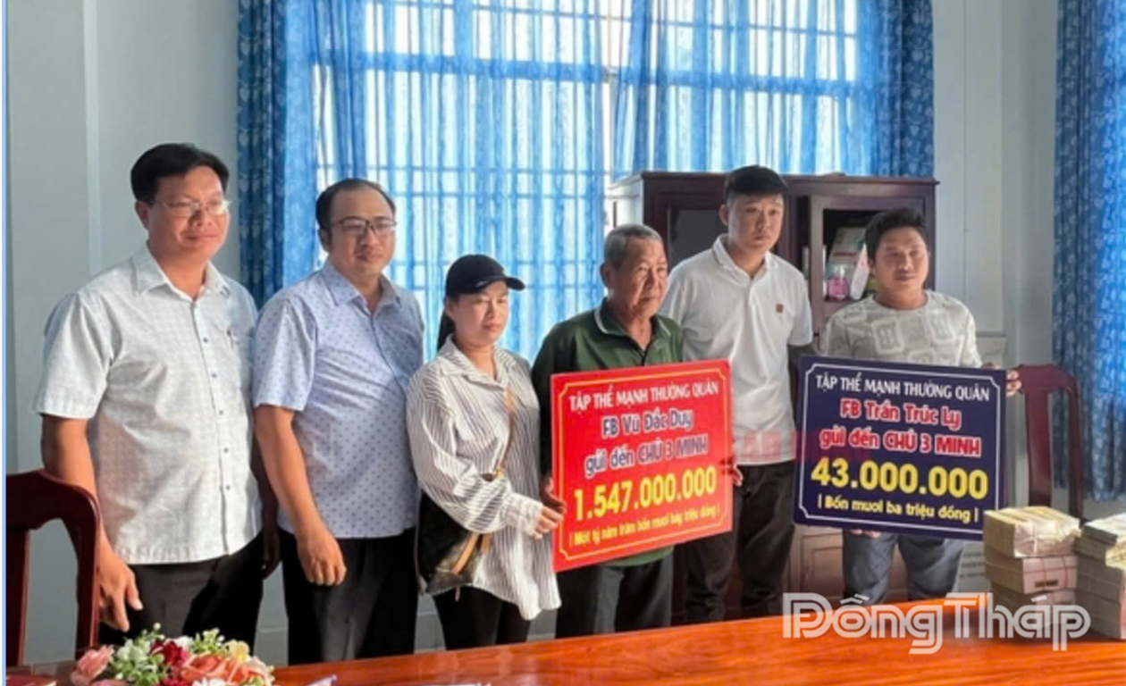 Số tiền trên được trao cho ông Ba Minh, có sự chứng kiến của Ủy ban MTTQ Việt Nam xã Tân Long.