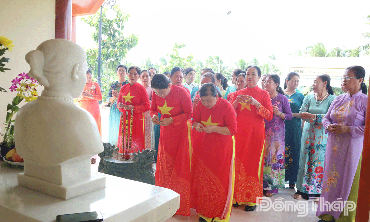 Cán bộ, hội viên, phụ nữ xã thắp hương bày tỏ lòng biết ơn trước sự hi sinh của 2 nữ Anh hùng liệt sĩ Lê Thị Ngọc Tiến và Lê Thị Lệ Chi.