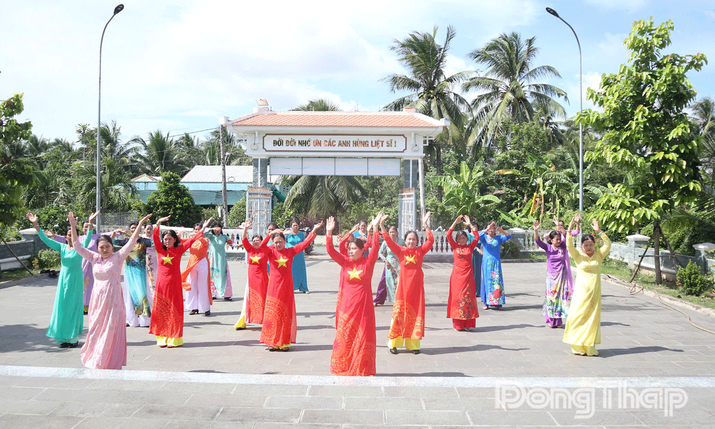 Cán bộ hội viên phụ nữ xã đồng diễn dân vũ thể thao trên nền nhạc truyền thống.