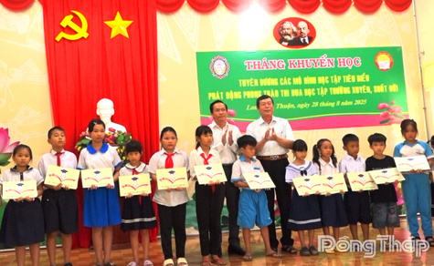 Hội Khuyến học tỉnh Đồng Tháp trao tặng 135 suất học bổng cho học sinh vượt khó