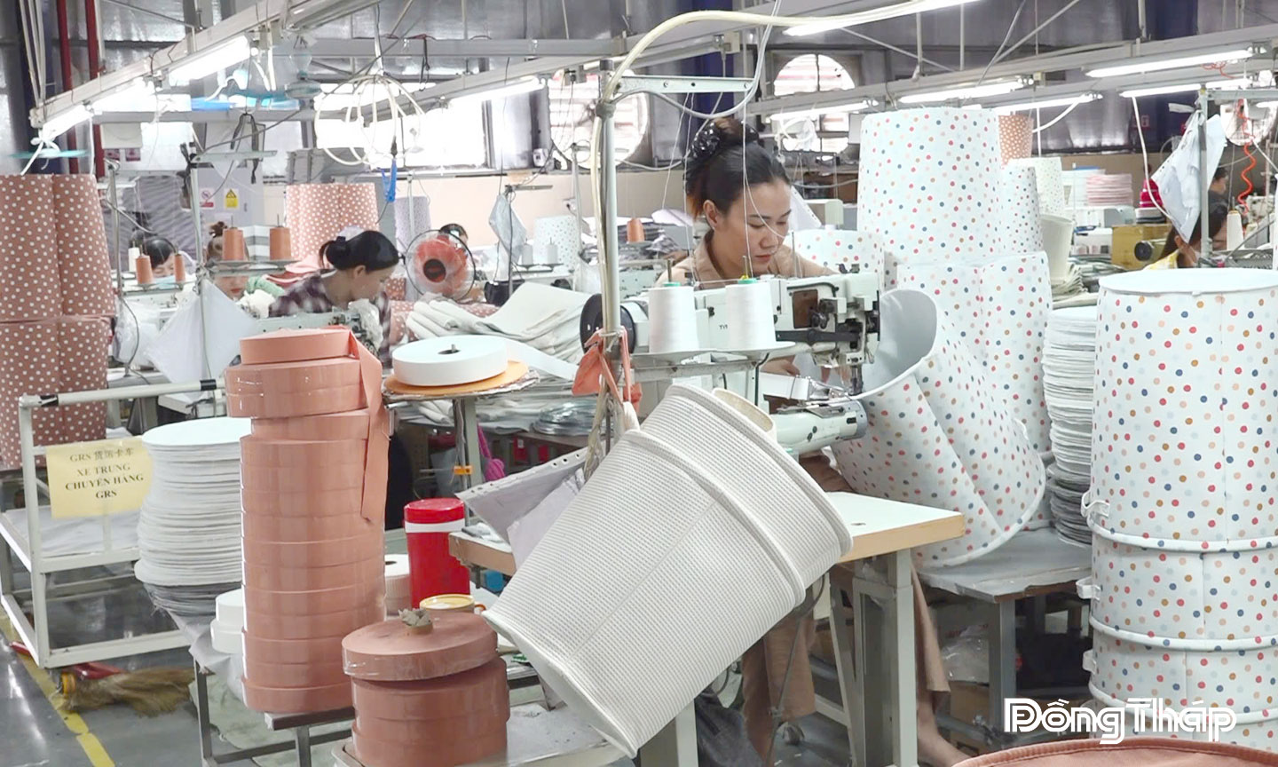 Các doanh nghiệp trên địa bàn phường giải quyết việc làm ổn định cho người lao động địa phương và khu vực lân cận.