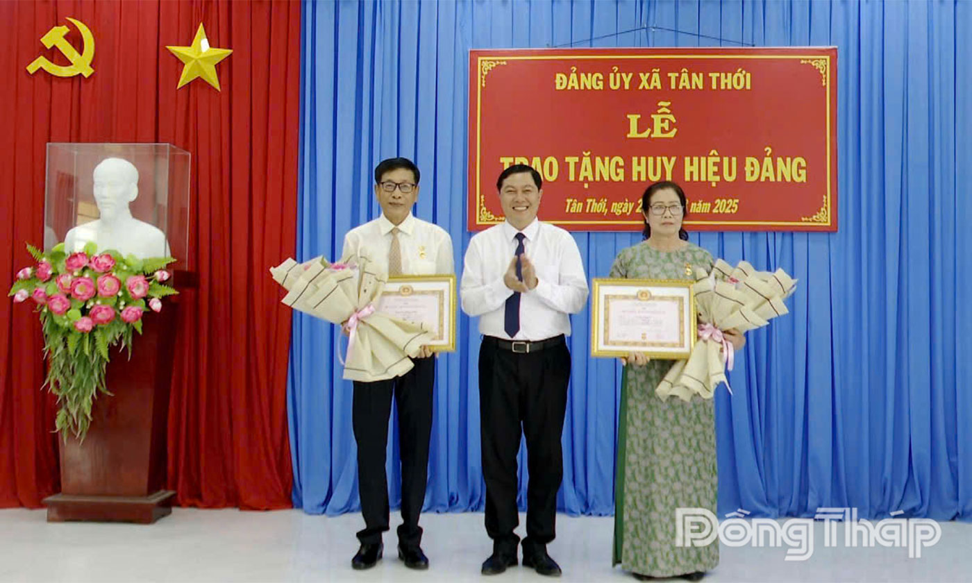 Đảng uỷ xã Tân Thới trao Huy hiệu Đảng cho đảng viên đợt 2-9.