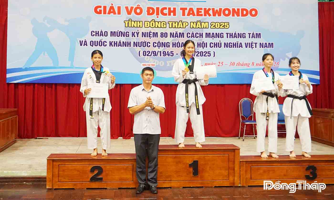 Ban Tổ chức trao Huy chương nội dung quyền cá nhân nữ 