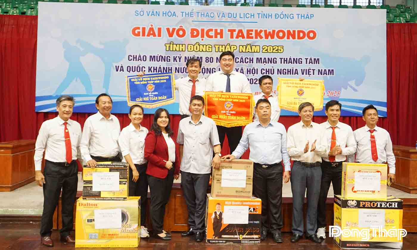 Ban Tổ chức trao Cờ cho các đơn vị đoạt giải Nhất, Nhì, Ba toàn đoàn.