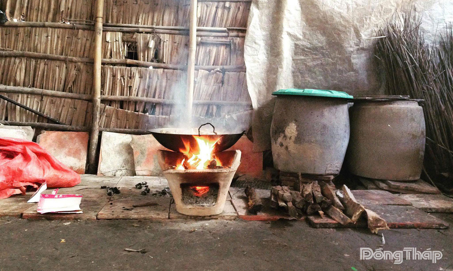 Nếp nhà là gian bếp luôn ấm lửa của mẹ.