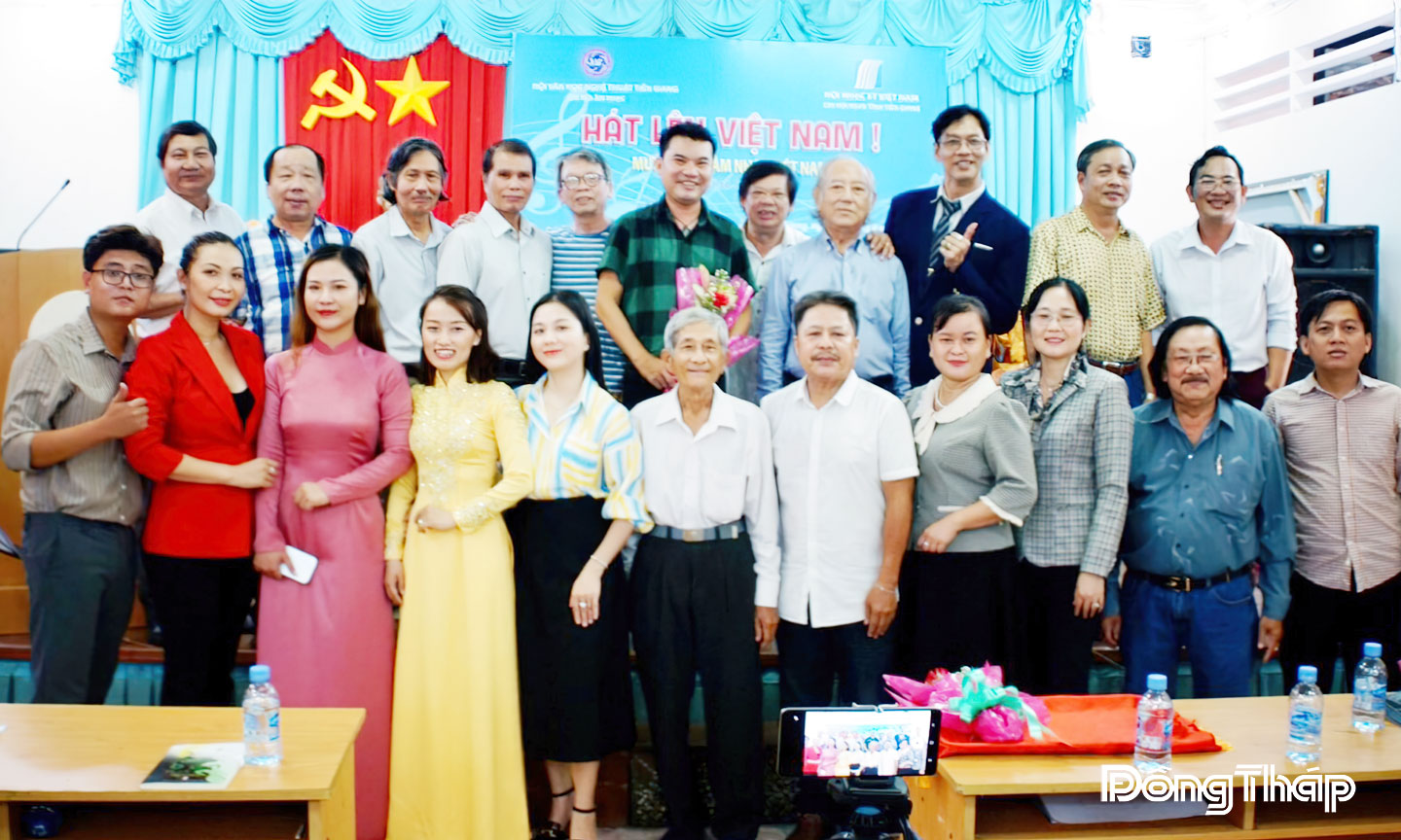 Nhạc sĩ Ngô Ngọc Hùng (đứng hàng dưới, thứ 2 từ bên phải sang) trong chương trình kỷ niệm Ngày Âm nhạc Việt Nam vào tháng 9- năm 2023 - Nhạc sĩ Ngô Ngọc Hùng (đứng bên phải) giao lưu cùng khán giả trong một chương trình âm nhạc