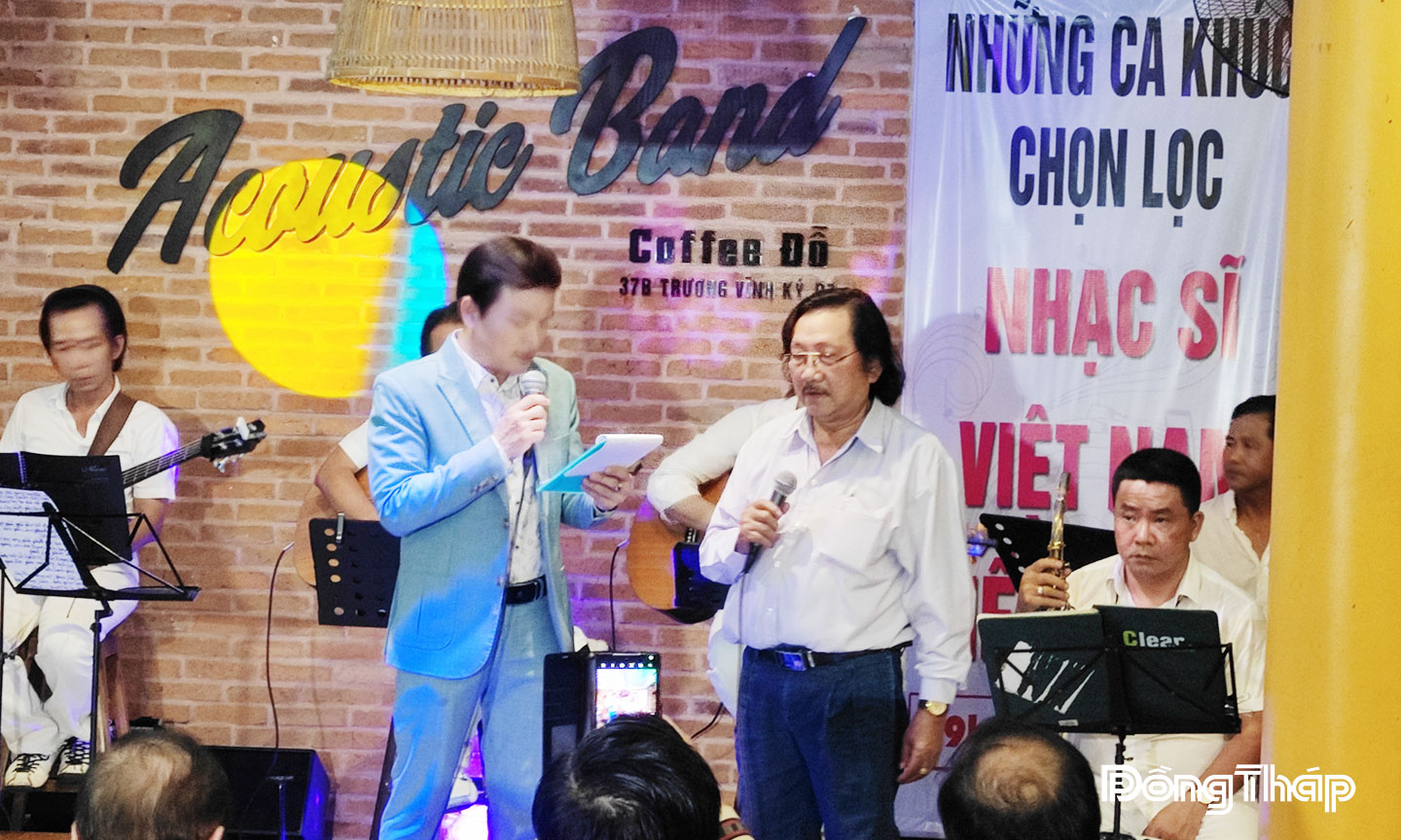 Nhạc sĩ Ngô Ngọc Hùng (đứng bên phải) giao lưu cùng khán giả trong một chương trình âm nhạc.