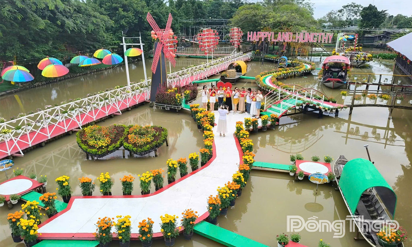 Du khách đến tham quan du lịch Làng hoa Sa Đéc thuộc phường Sa Đéc.