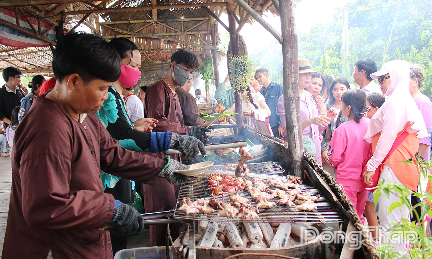 Du khách trải nghiệm chợ quê Tân Thuận Đông dịp Lễ 2-9.