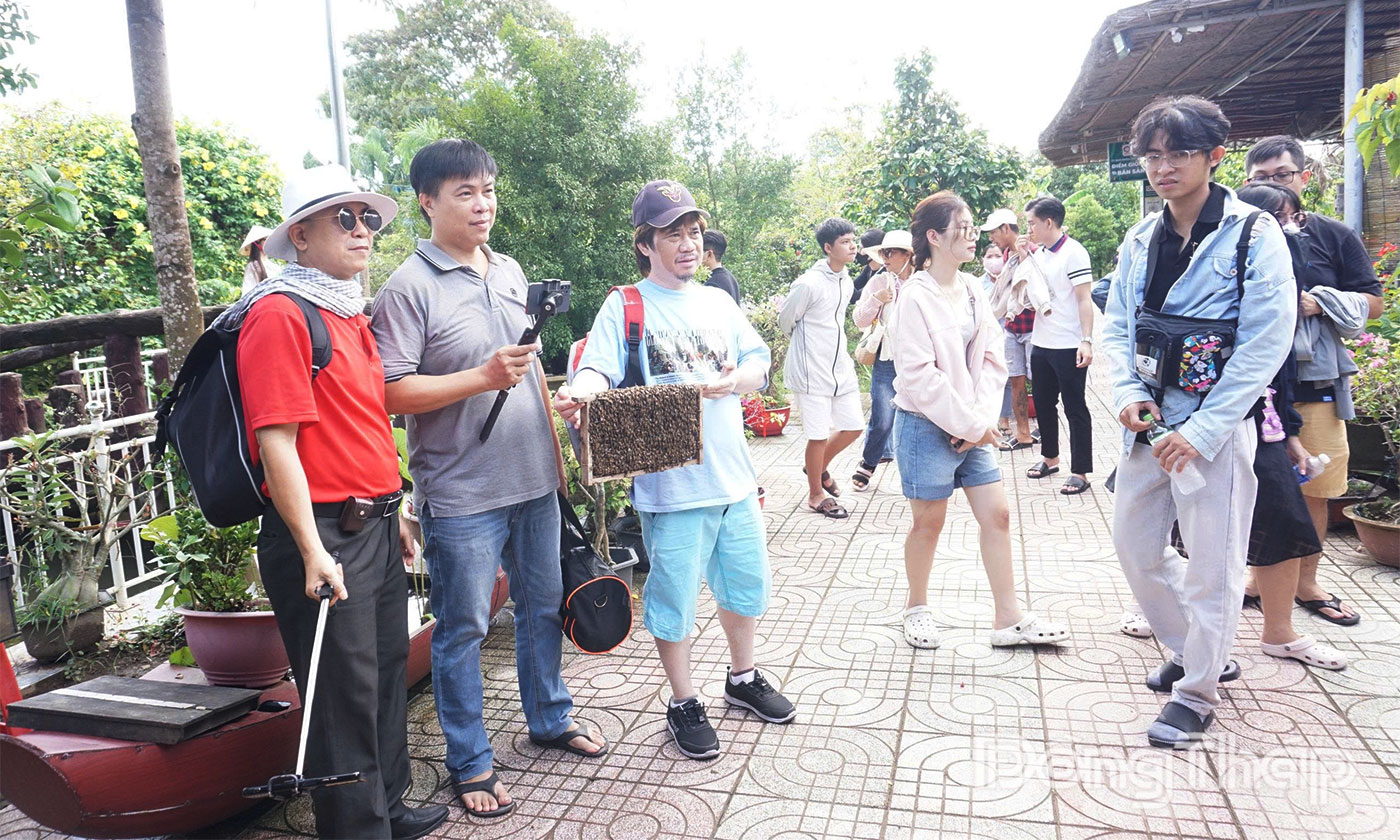 Du khách đến cù lao Thới Sơn tăng cao so với ngày thường.