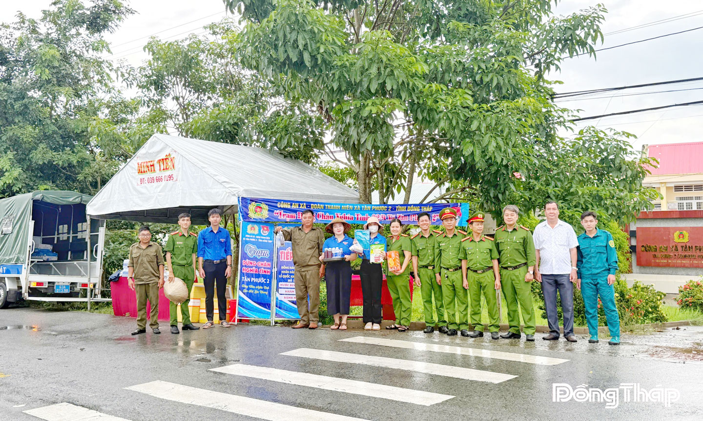 Công an xã Tân Phước 2 lập các điểm dừng chân cho người dân về quê nhân dịp Lễ 2-9.