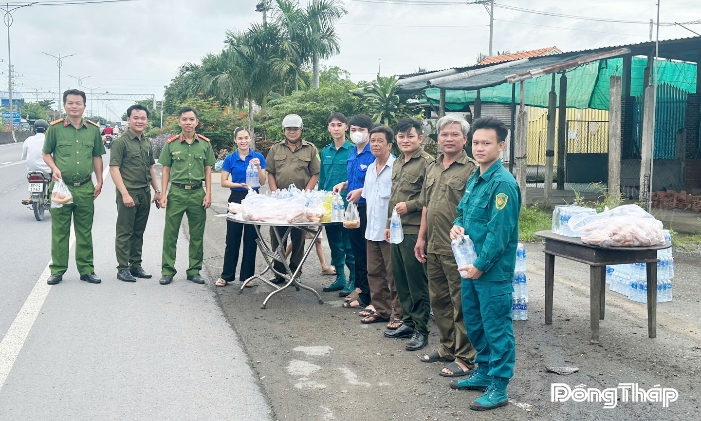 Công an xã Bình Trưng chuẩn bị bánh mì, nước uống đóng chai từ rất sớm để phục vụ người dân.
