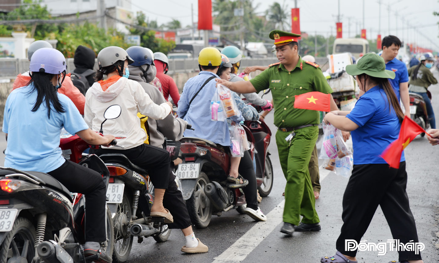 Phát nước cho người dân trênQuốc lộ 1 thuộc xã Châu Thành.