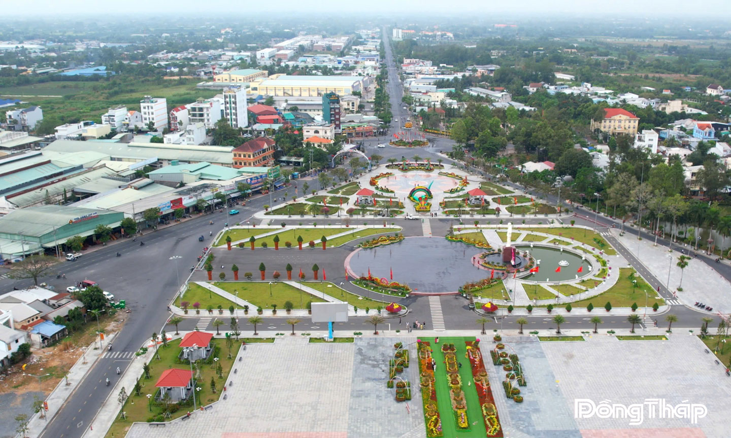 Quảng trường Sa Đéc được nâng cấp chỉnh trang góp phần tạo động lực mạnh mẽ cho du lịch Sa Đéc.            Ảnh: HOÀI THẢO