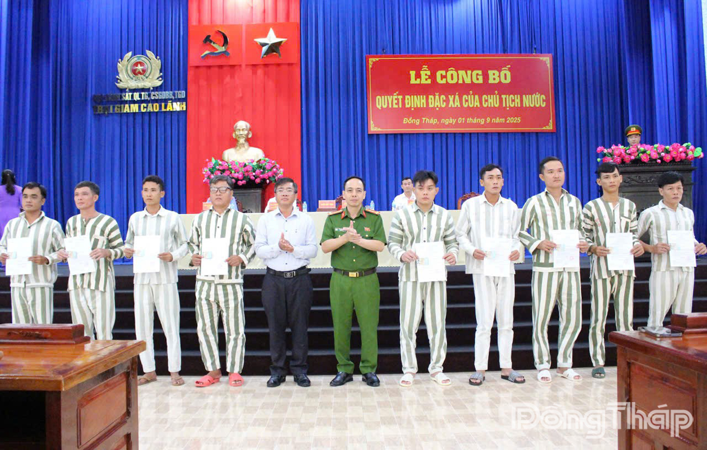 Trao quyết định đặc xá cho các phạm nhân.