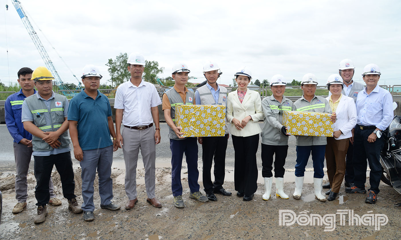 Đồng chí Nguyễn Thị Thanh Phương thăm, tặng quà các kỹ sư, công nhân tại nút giao Dự án thành phần 2 với cao tốc Trung Lương - Mỹ Thuận.