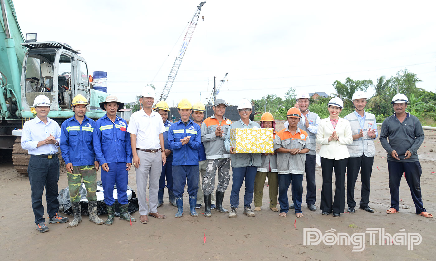 Đồng chí Nguyễn Thị Thanh Phương thăm, tặng quà các kỹ sư, công nhân tại công trường.