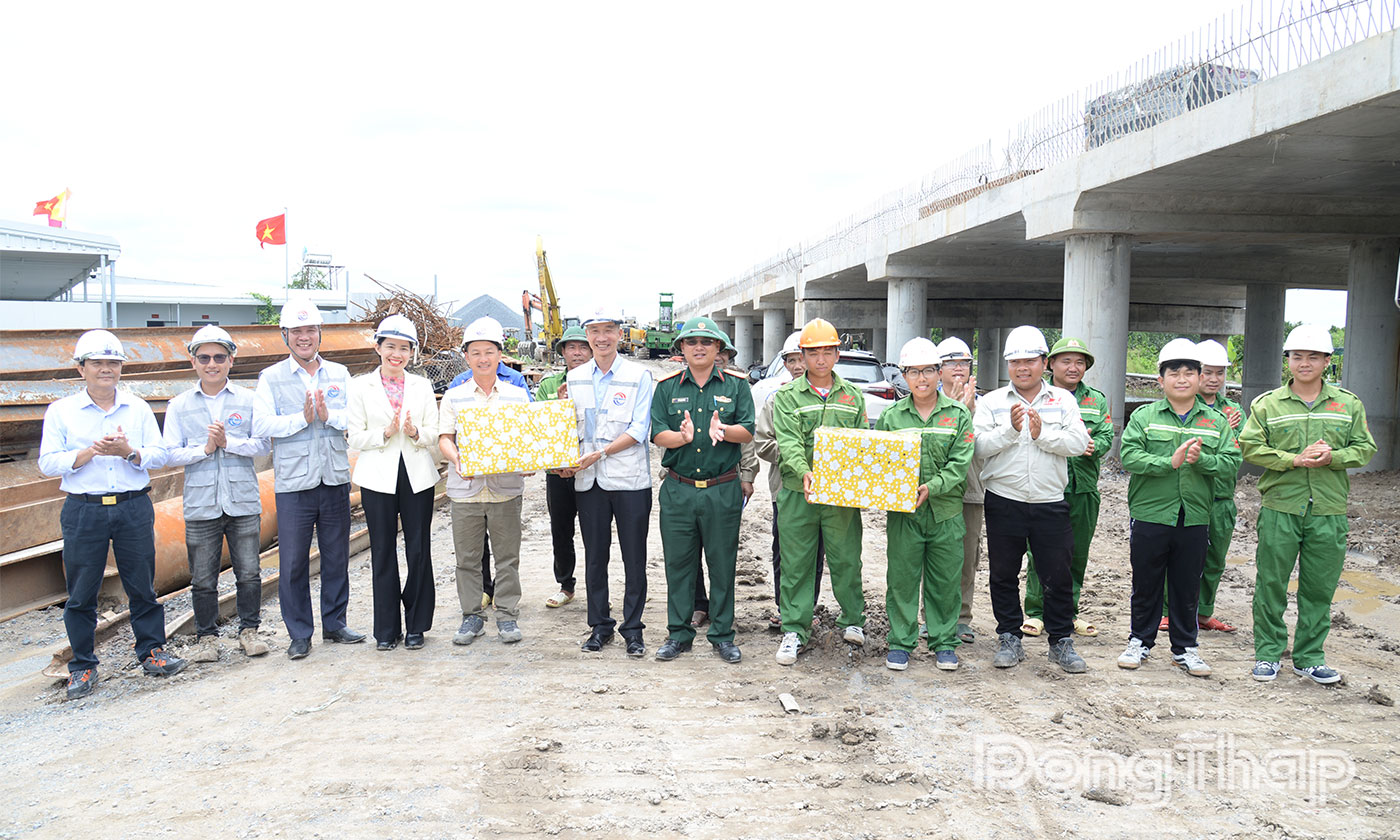 Đồng chí Nguyễn Thị Thanh Phương thăm tặng quà các cán bộ, kỹ sư, công nhân Tổng Công ty Xây dựng Trường Sơn.
