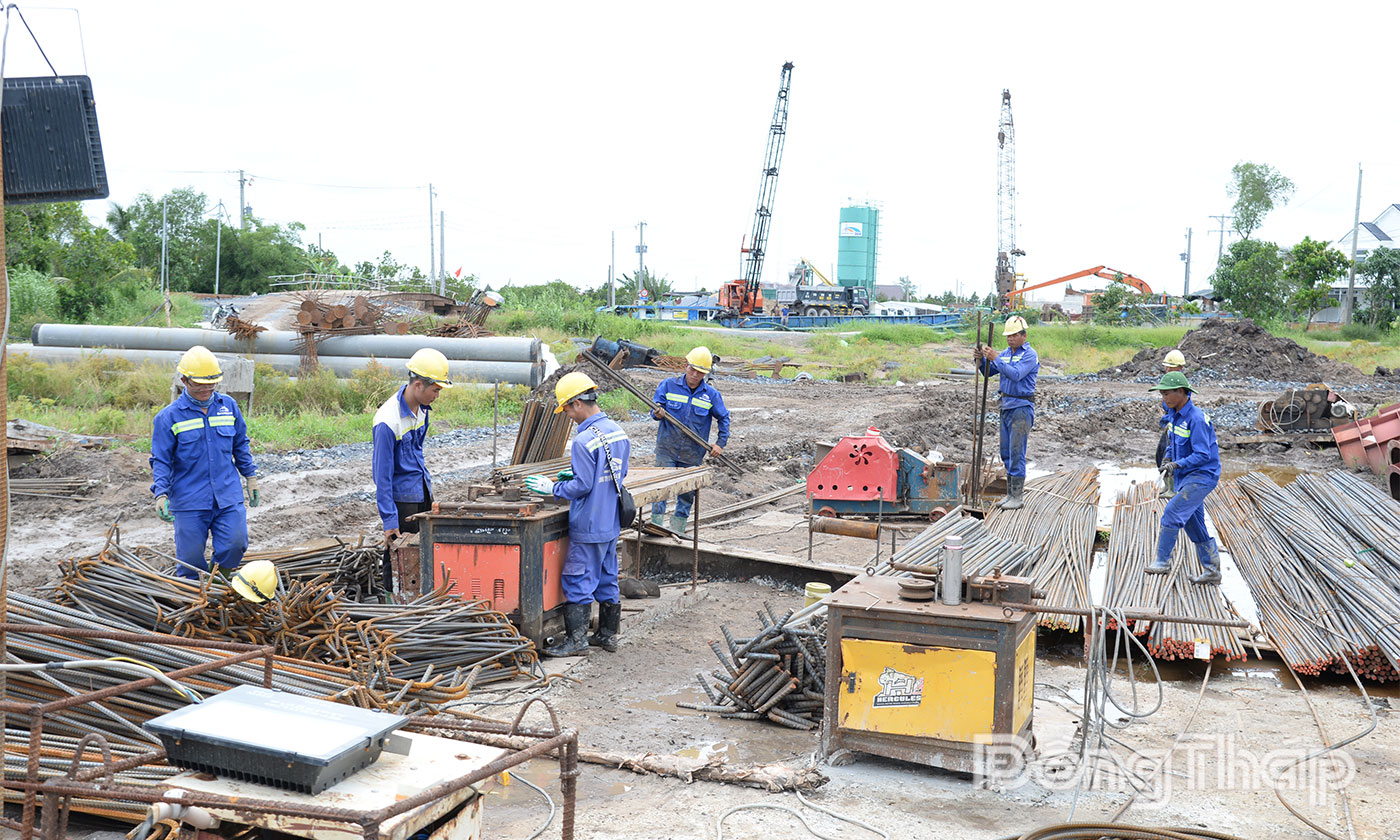 Kỹ sư, công nhân làm việc xuyên lễ trên công trường.