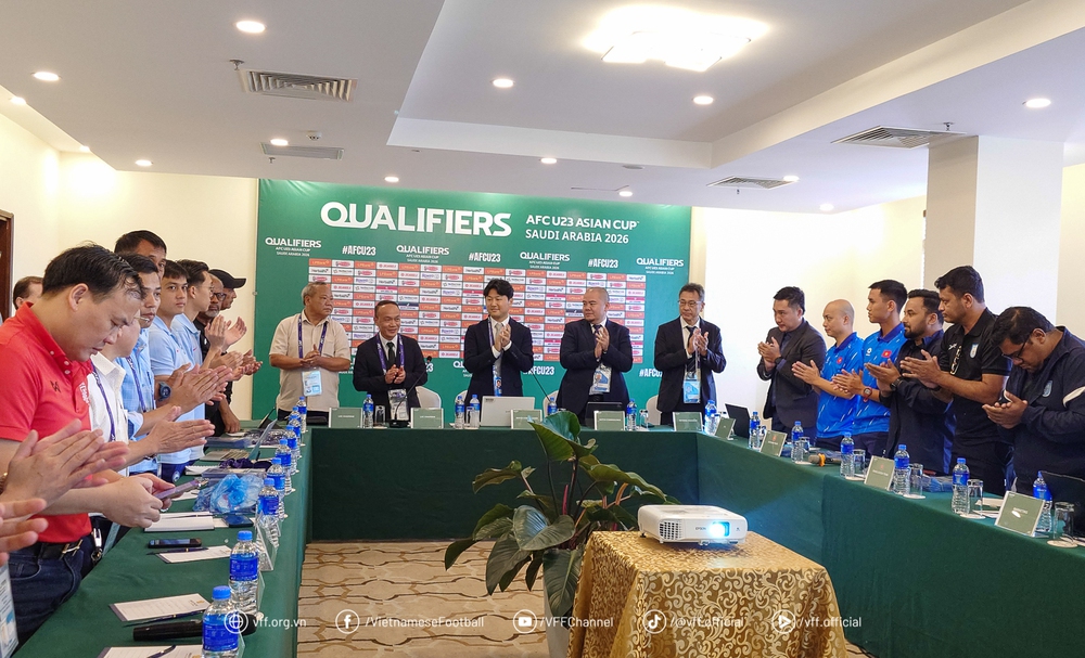 Các quan chức AFC cũng như những người tham dự cuộc họp kỹ thuật vỗ tay chúc mừng Quốc khánh Việt Nam.