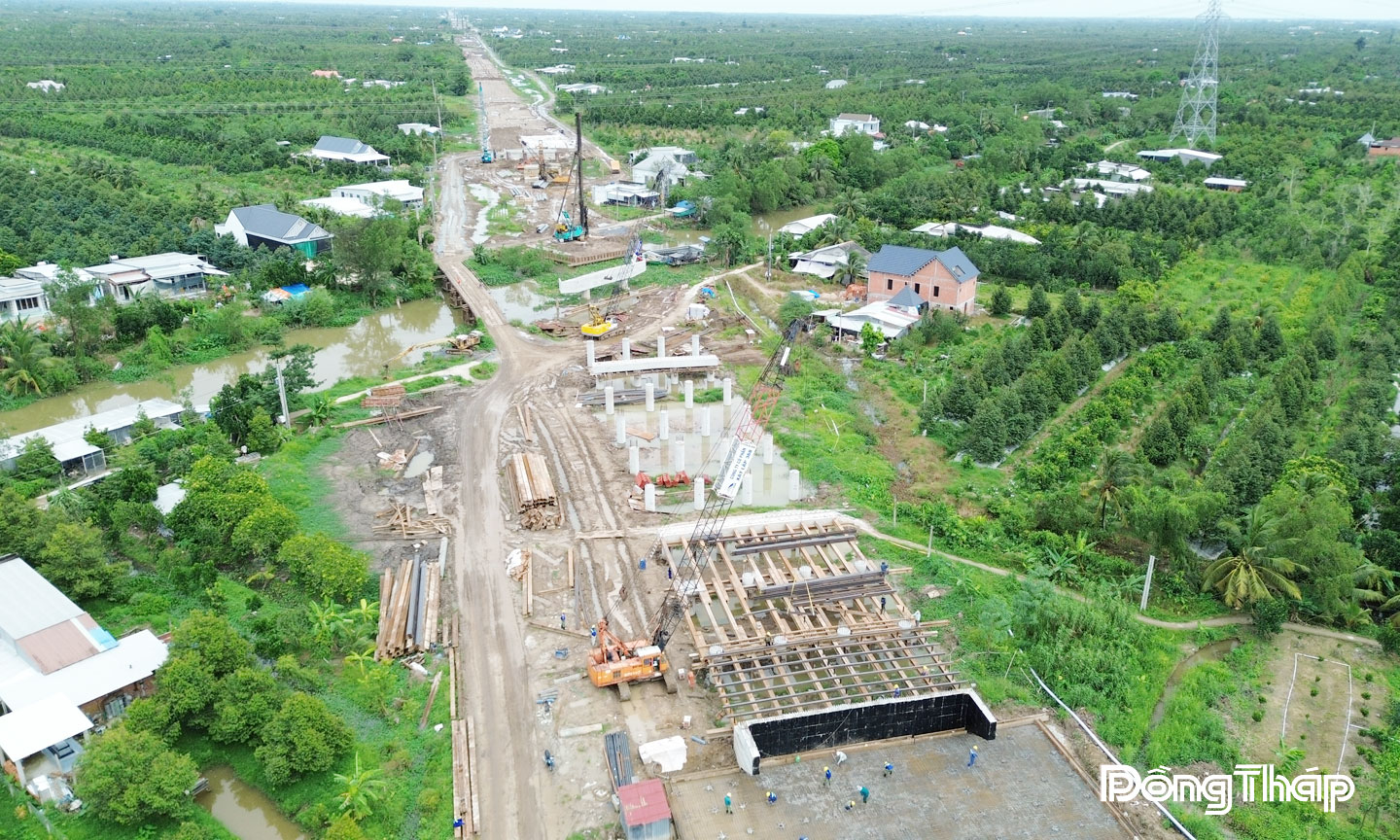  Dự án thành phần 2 có chiều dài khoảng 11,45 km, tổng mức đầu tư 3.856 tỷ đồng. Do nguyên nhân khách quan, Dự án thành phần 2 khởi công sau Dự án thành phần 1 là 14 tháng. Tuy nhiên, từ khi khởi công đến nay, chủ đầu tư, nhà thầu thi công, tư vấn giám sát và các đơn vị liên quan đã tăng ca, tăng kíp  và áp dụng nhiều giải pháp kỹ thuật phù hợp để đẩy nhanh tiến độ thực hiện dự án.