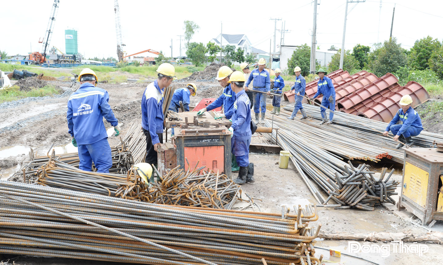 Trong dịp Lễ 2-9 năm nay, liên danh nhà thầu tổ chức thi công “xuyên lễ” với khoảng 500 công nhân  và 300 đầu thiết bị, máy móc. 