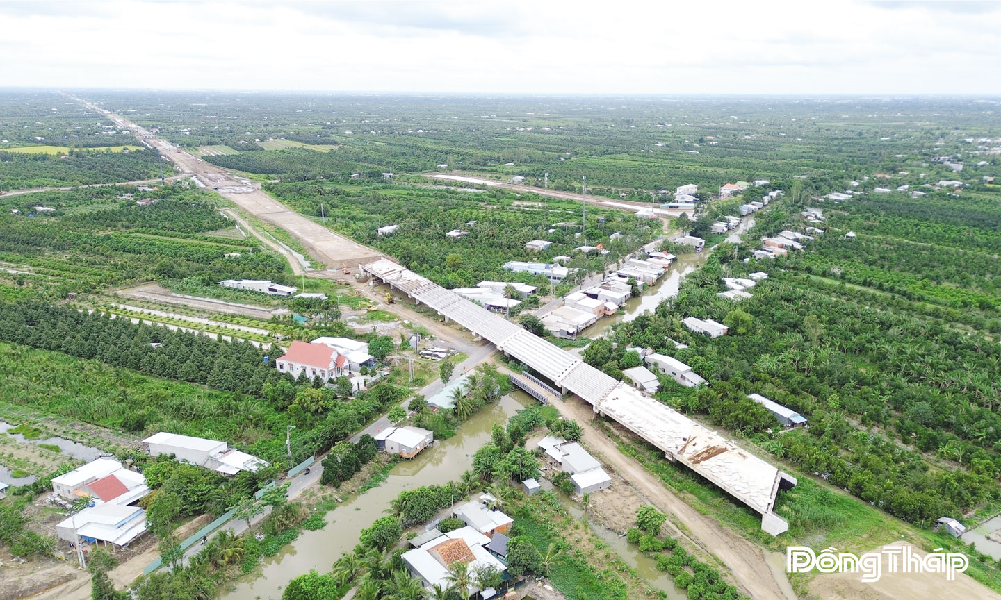  Chủ đầu tư tiếp tục tổ chức đẩy nhanh tiến độ thi công và cam kết đến ngày 19-12-2025, khi Dự án thành phần 1 hoàn thành, Dự án thành phần 2 sẽ hoàn thành tối thiểu 1 nhánh của nút giao Đường tỉnh 850 để Dự án thành phần 1 kết nối vào.