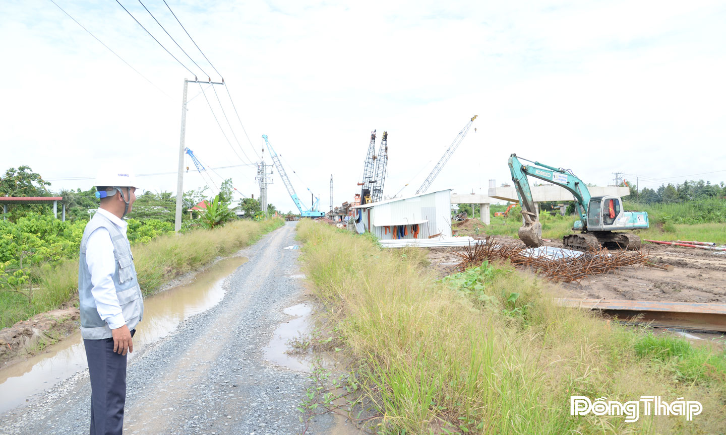 Dù cả nước đang trong kỳ nghỉ lễ, nhưng hàng trăm kỹ sư,  công nhân vẫn bám sát công trường Dự án thành phần 2.