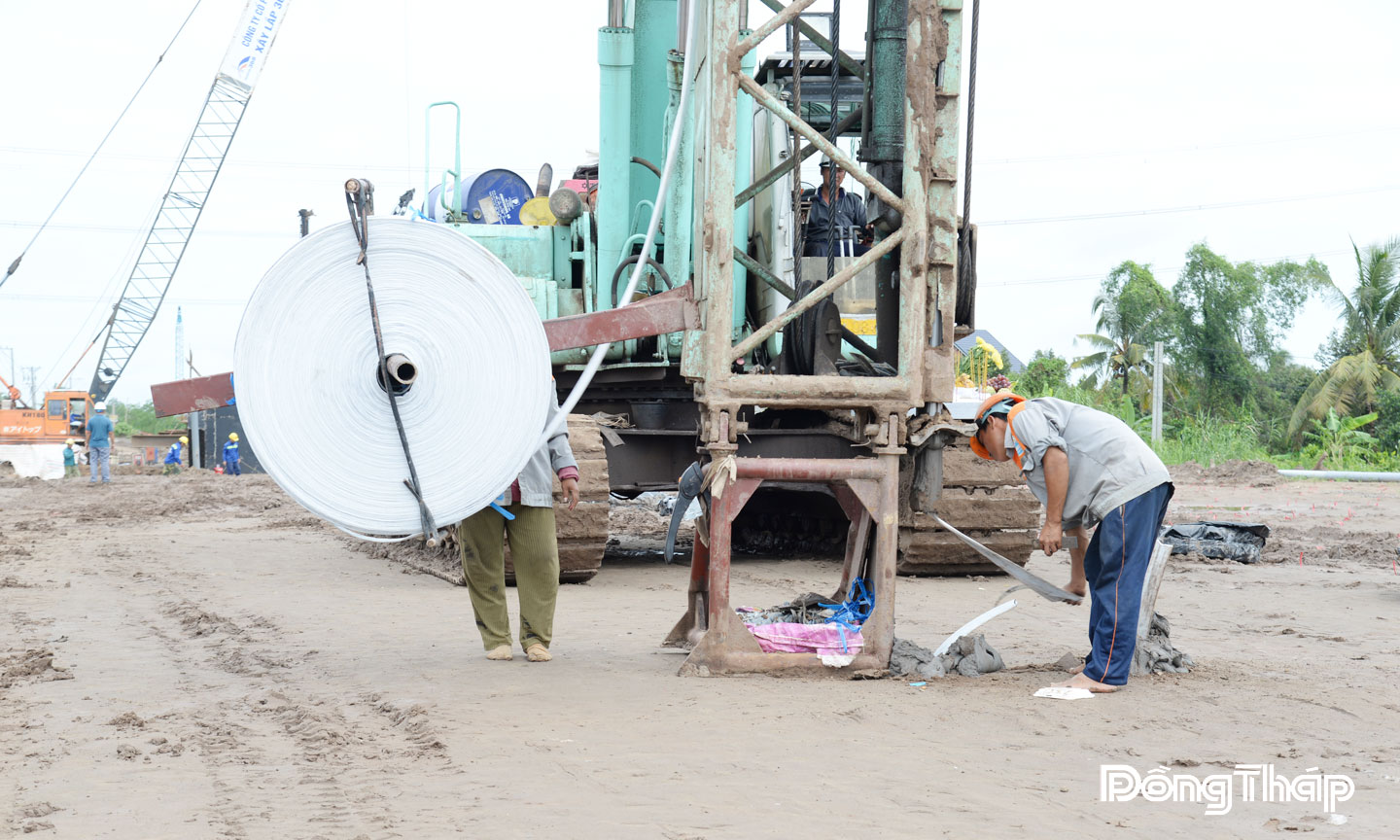 Các nhà thầu đang tập trung xử lý nền đất yếu, đây là một trong  những công đoạn quan trọng nhất của dự án.