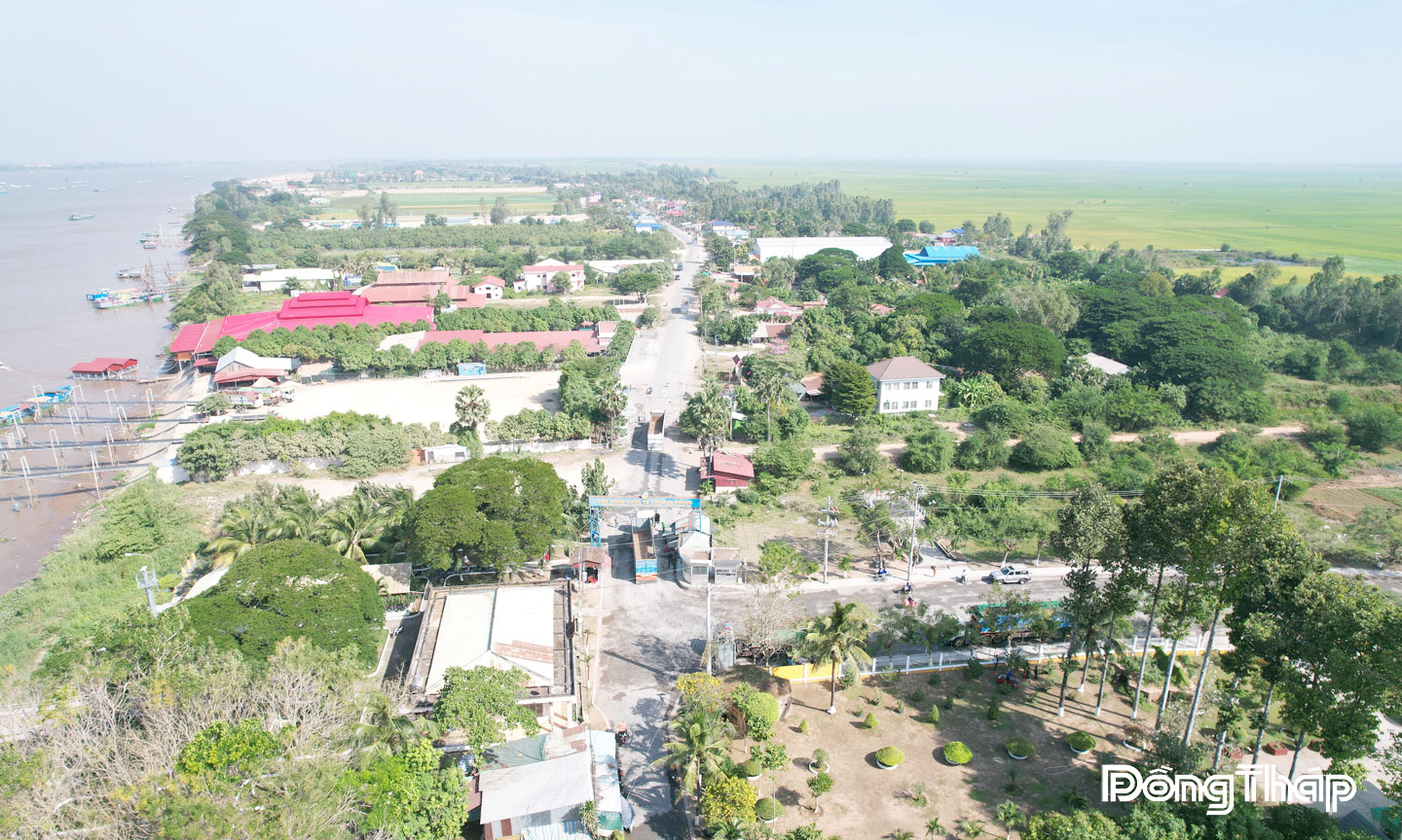 Cặp Cửa khẩu quốc tế đường bộ, đường sông Thường Phước (Việt Nam) - Kaoh Roka (Vương Quốc Campuchia) đã khai trương tạo điều kiện thuận lợi cho giao thương, đi lại và du lịch giữa hai Quốc gia.